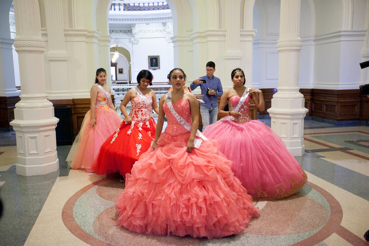 Las chicas se dividieron en grupos para entregar pequeñas sorpresas a los legisladores.