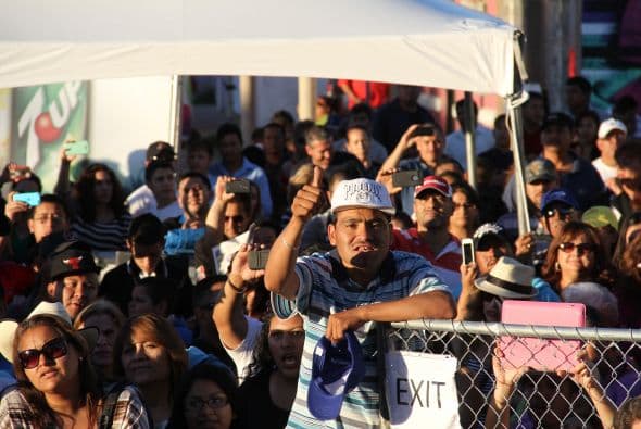 Los corridos de la banda grupera “Voz de Mando” se hicieron sentir en los Latin Grammy Streets Parties en Phoenix, donde los fanáticos esperaban ansiosos y cantaron con entusiasmo las más famosas canciones de esta agrupación. 