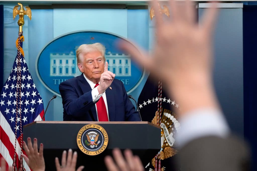 <h3 class="cms-H3-H3">Choques con los medios </h3>
<br>
<br>En su nuevo gobierno, Trump ha tenido una actitud de mayor confrontación con los medios, al punto que la Casa Blanca excluyó a la prestigiosa agencia AP del 'pool' que cubre la presidencia por no reconocer el nombre de golfo de EEUU con el que el presidente bautizó al golfo de México.