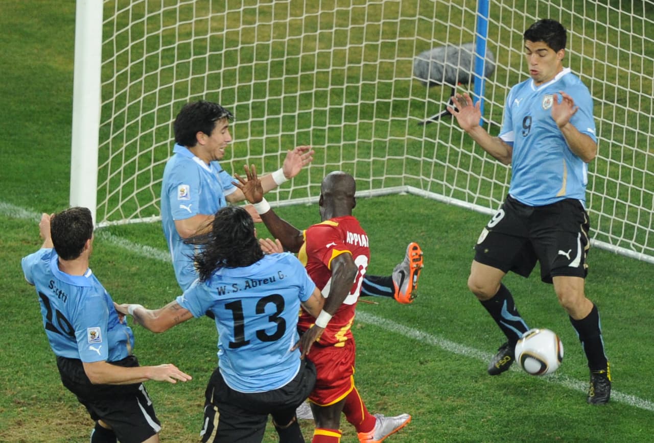 El delantero apoyó a su selección en la defensa contra un rival que en África tenía motivación extra. Fue el primer Mundial y hasta ahora el único en ese continente.