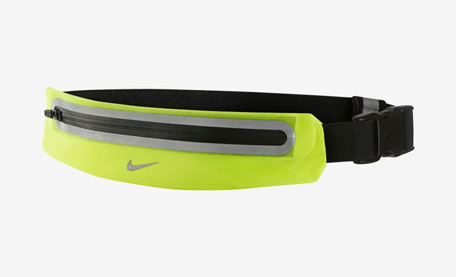 <h3> Bolsa para objetos </h3>Está bien que quieras llevar tu teléfono, es básico para cualquier emergencia pero llévalo dentro de una de estas bolsas. Esta se expande por lo que caben teléfonos grandes y no pesa nada. Podrás guardar desde el móvil hasta algún caramelo o gel para reanimarte en el camino. O si lo prefieres lleva la que se pone en el
<a href="http://store.nike.com/us/en_us/pd/challenger-arm-band/pid-11174844/pgid-11547282">brazo</a> para guardar solo el teléfono.
<br>
<br>