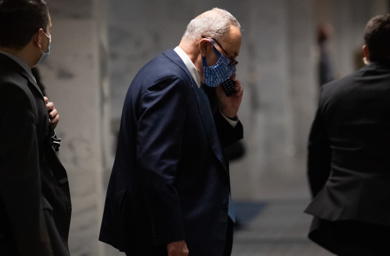 "La ayuda está en camino, y tenemos dos nuevos senadores que vienen a ayudar. Una de las primeras cosas que quería hacer cuando nuestros nuevos senadores estén sentados es entregar cheques de 2,000 dólares a todas las familias americanas", dijo Schumer.