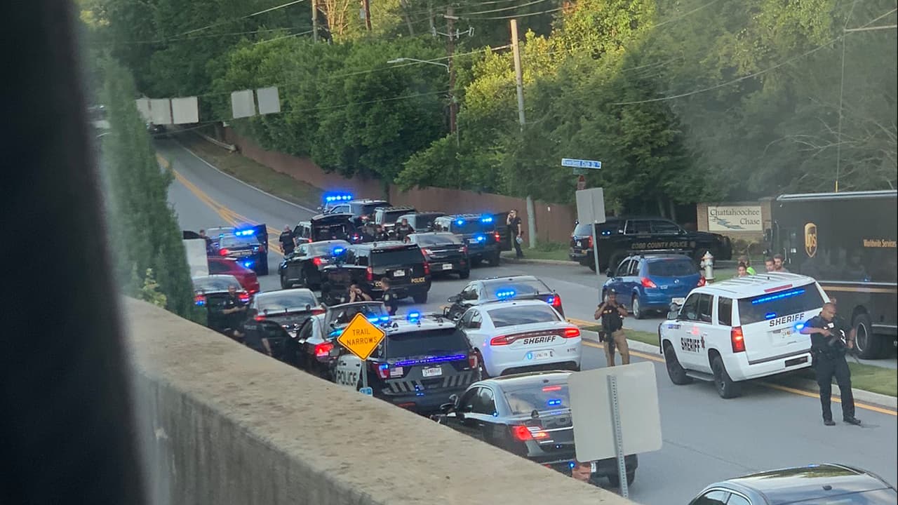 Oficiales del Departmento de Policía del Condado de Cobb cierran los accesos a Powers Ferry Road y Riverbend Club Drive luego del enfrentamiento donde murió Martín Humberto Sánchez Fregoso, luego de presuntamente robar un carro.