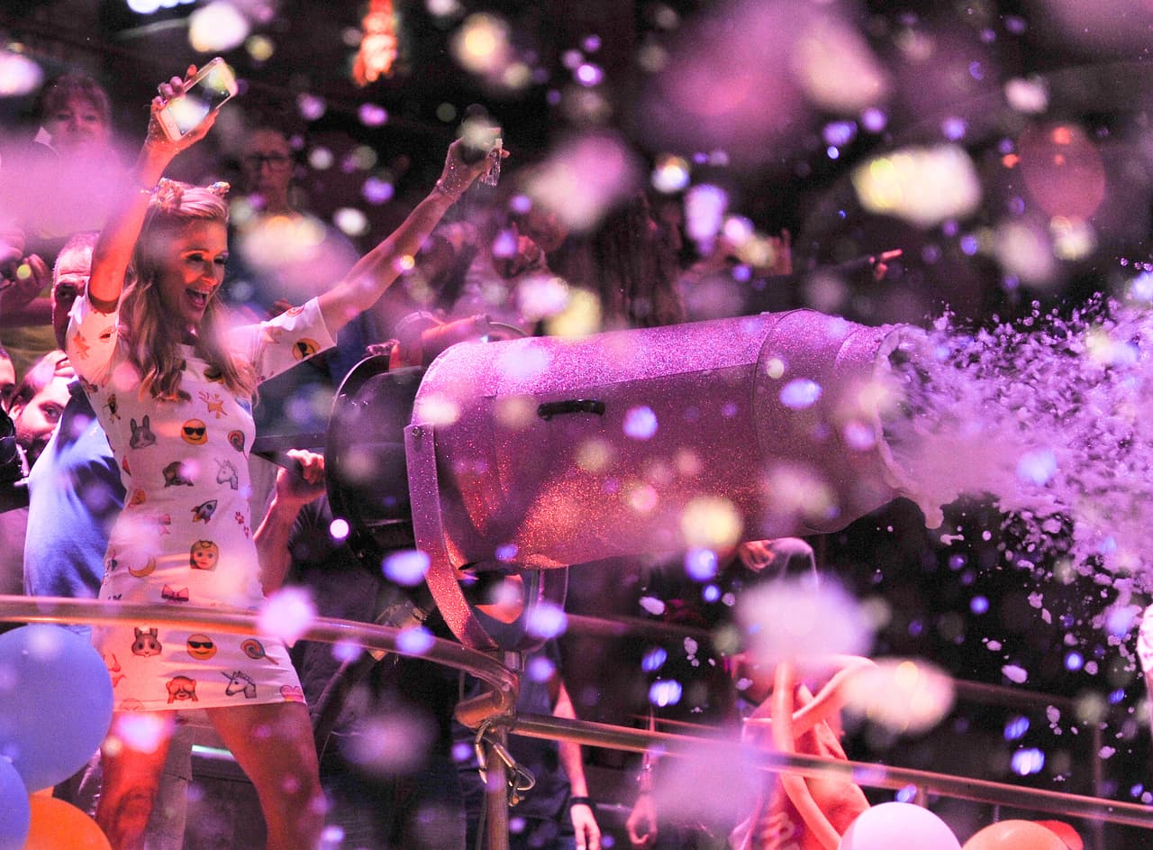 Con fiesta de espuma, bailó y bailó durante horas.
