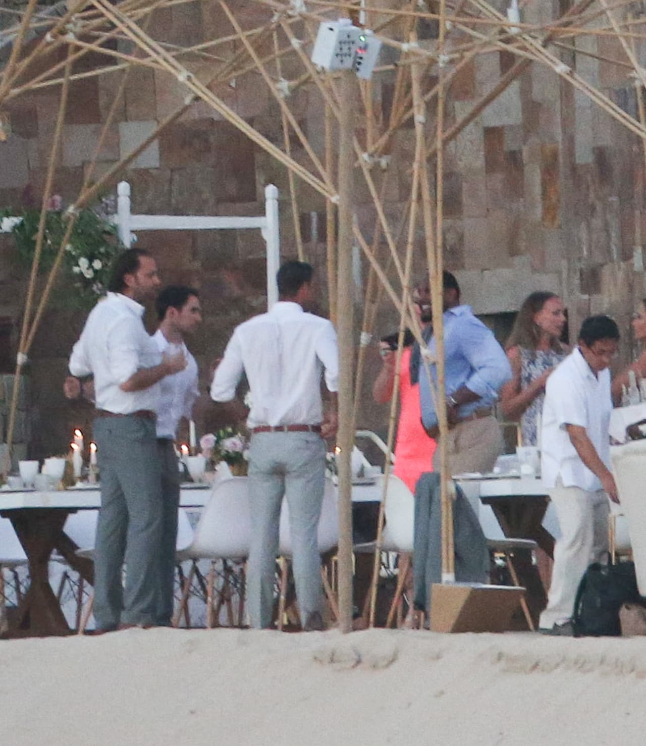 Michael lució muy guapo en un traje gris con corbata azul.