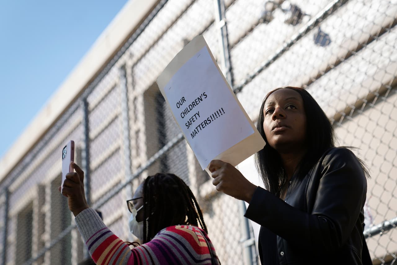 Padres y miembros de la comunidad se reúnen afuera de la escuela primaria 189 para protestar contra 
<a href="https://www.univision.com/local/nueva-york-wxtv/llegada-inmigrantes-nueva-york-albergues-centros-ayuda-humanitaria">el plan del alcalde de la ciudad de Nueva York, Eric Adams, de usar los gimnasios como refugios de inmigrantes</a>.