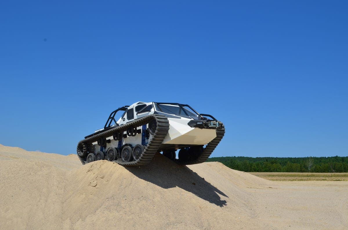 Así también, está hecho de aluminio de grado aeroespacial y acero de alta resistencia.