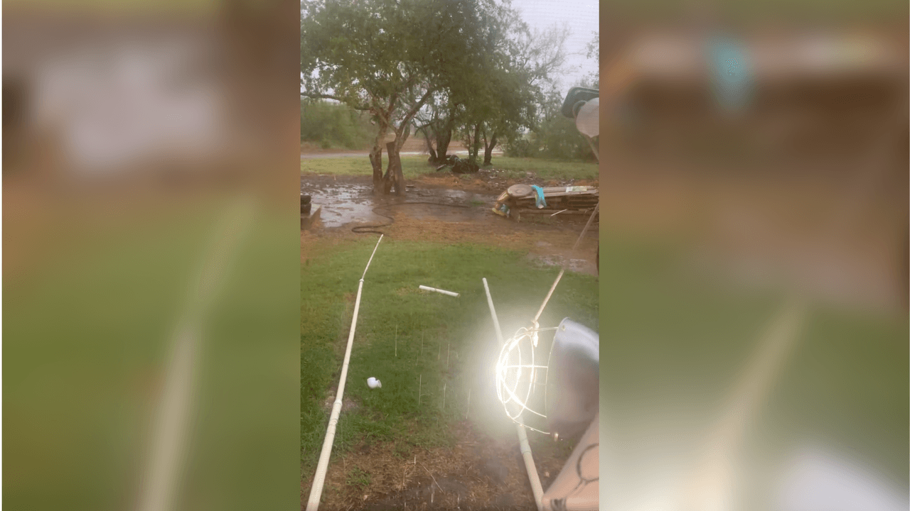 Las zonas al sur del centro de Texas son las que se verían más afectadas por este sistema de baja presión. Esto fue en Bishop, Texas, cerca de Corpus Christi.
<br>
<br>De hecho, no es recomendable viajar hacia el sur debido a las tormentas que trae el sistema.