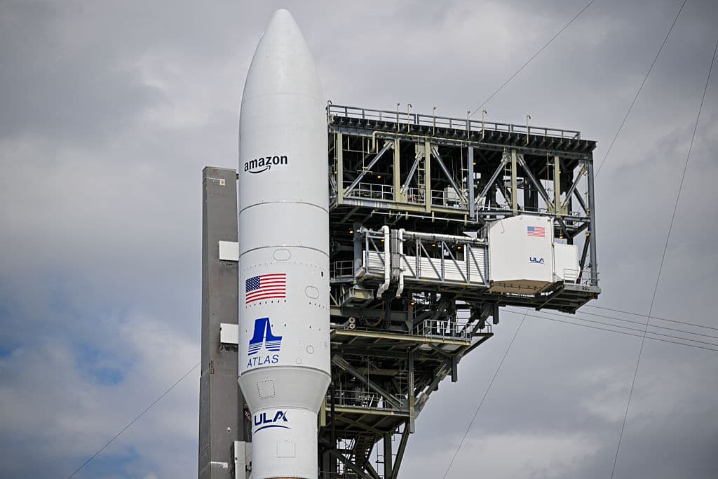 <b>Internet global desde el espacio: </b>Amazon quiere llevar internet rápido y asequible a zonas sin conectividad, usando miles de satélites en órbita baja.