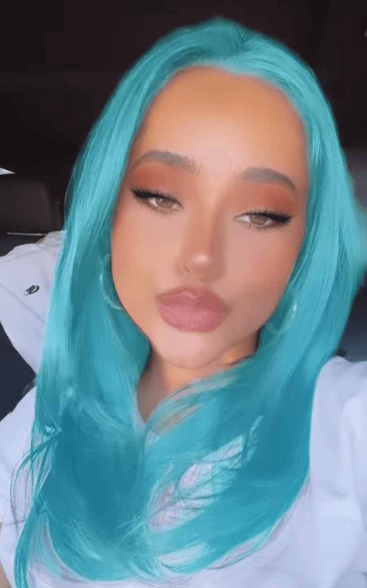 Becky G y 'La Bichota’ son tendencia musical con su gran éxito ’MAMII’, ocupando los primeros lugares de las canciones más sonadas; además, Becky G se robó las miradas en Instagram cuando publicó un video donde se ve con el cabello del color favorito de la paisa.