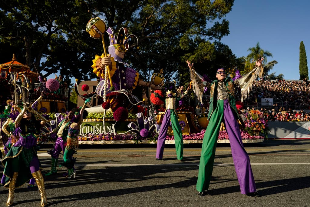 Desde su primer desfile en 1890, el evento ha evolucionado, pero mantiene su enfoque en las flores y la música.