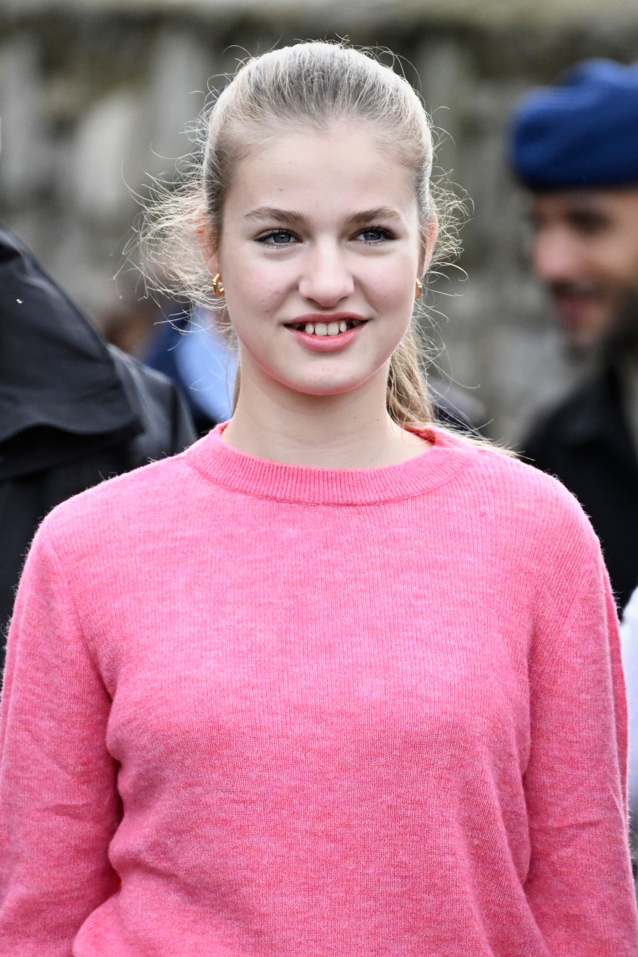 La joven cursará 3 años de preparación castrense en tres academias diferentes (Ejército de Tierra, la Armada y el Ejército del Aire) antes de seguir con sus estudios universitarios, tal como lo hizo su padre en los 80. Así lo estableció un decreto real aprobado por el Consejo de Ministros en marzo del 2023.