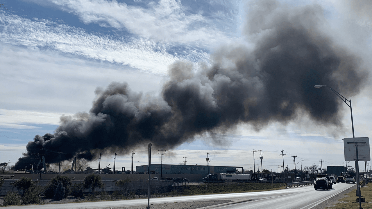Una bodega de metal chatarra se incendia en el suroeste de San Antonio