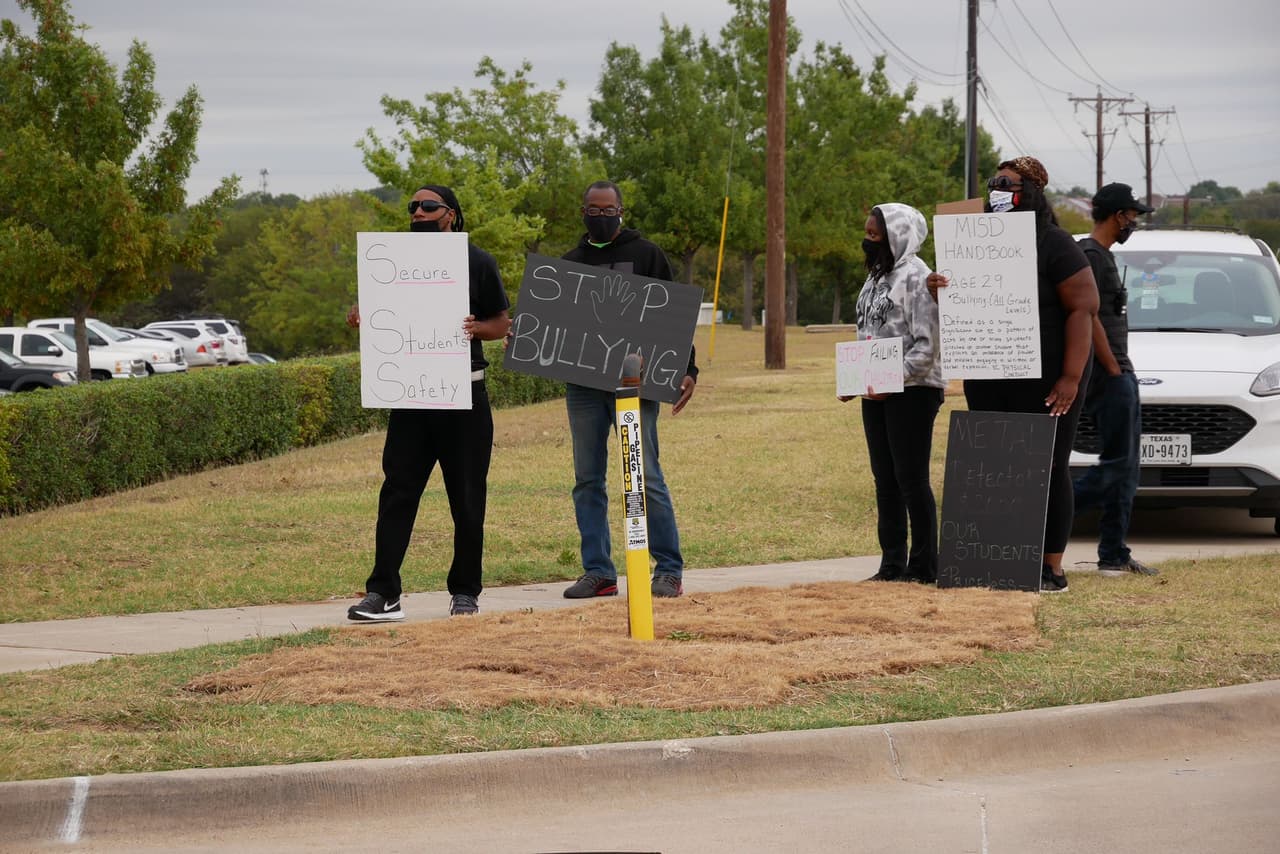 Por otro lado, un grupo de manifestantes a las afueras de la escuela protestaba esta mañana. 
<br>