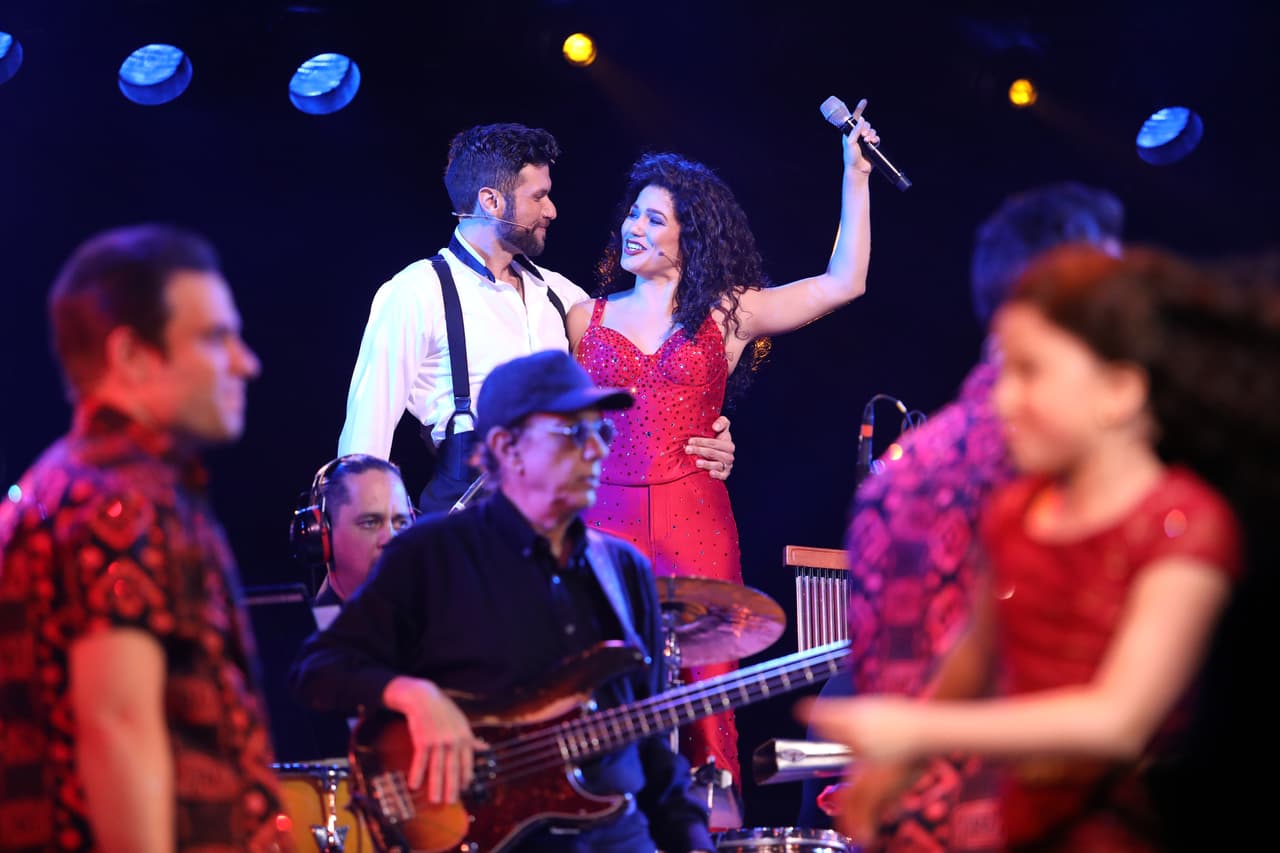 El espectáculo es un repaso a la vida de los Estefan, incluyendo el accidente de tránsito que Gloria sufrió en los años 1990 y la relación entre la madre de Gloria y Emilio, que en algunos momentos fue tormentosa.