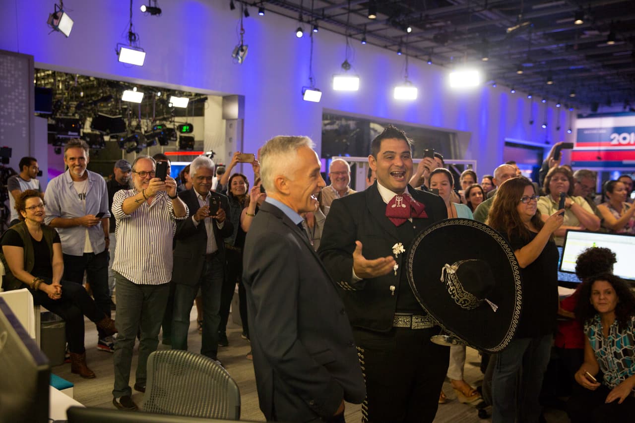 "En la cadena Univision encontré a mi familia adoptiva. ¿Quién tiene la suerte de trabajar felizmente durante más de tres décadas en el mismo lugar?", se pregunta Jorge.