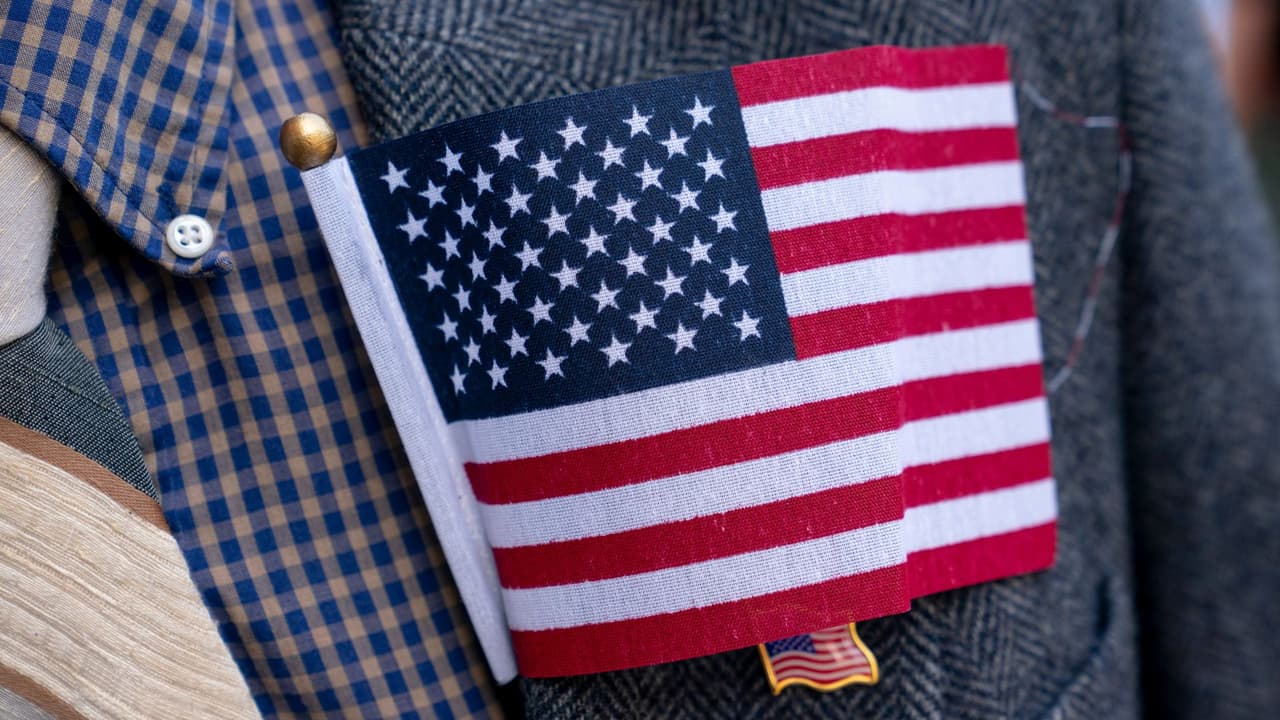 ¿En qué consiste la polémica propuesta del senador Bernie Moreno para eliminar la doble ciudadanía?