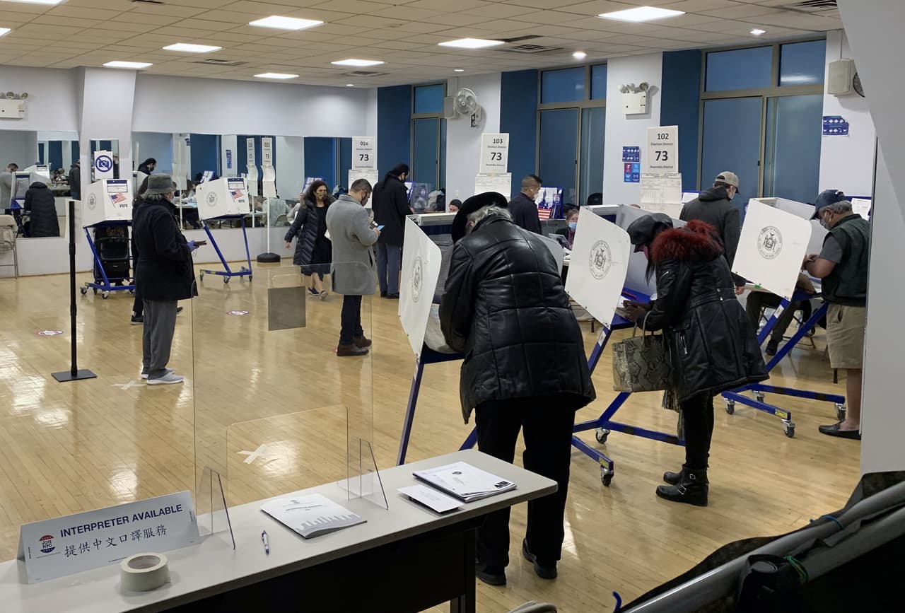 Abren las urnas y miles de neoyorquinos salen a votar durante este martes de elecciones históricas
