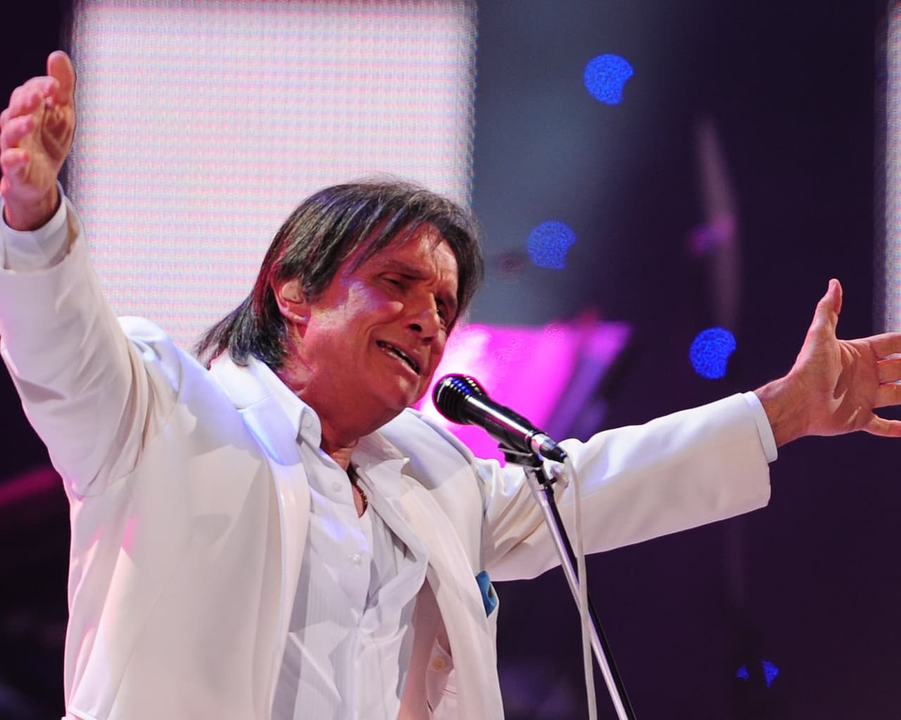 Sus inigualables logros lo convierten en uno de los cantautores más importantes de la canción popular.