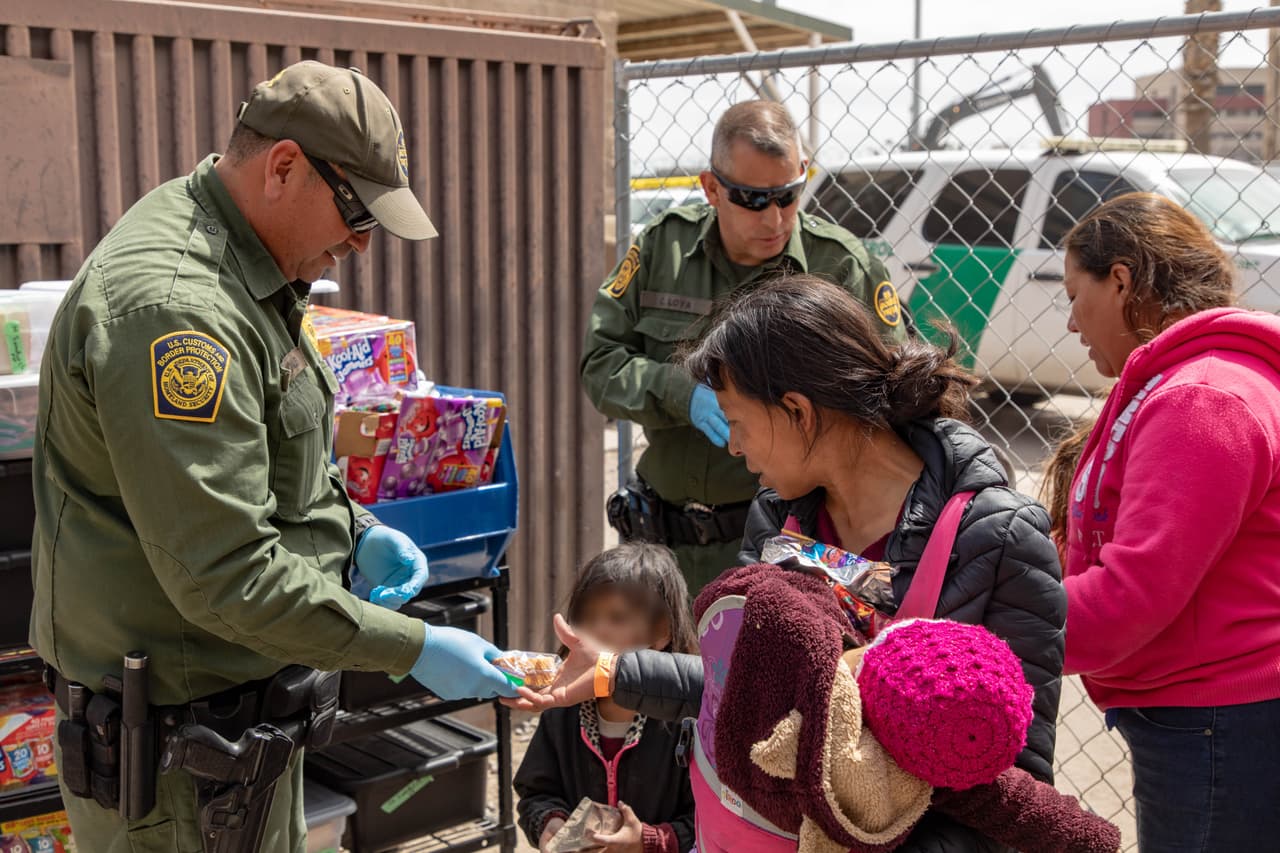 Gobierno de Biden pide ayuda a grupos humanitarios para elegir a solicitantes de asilo en la frontera
