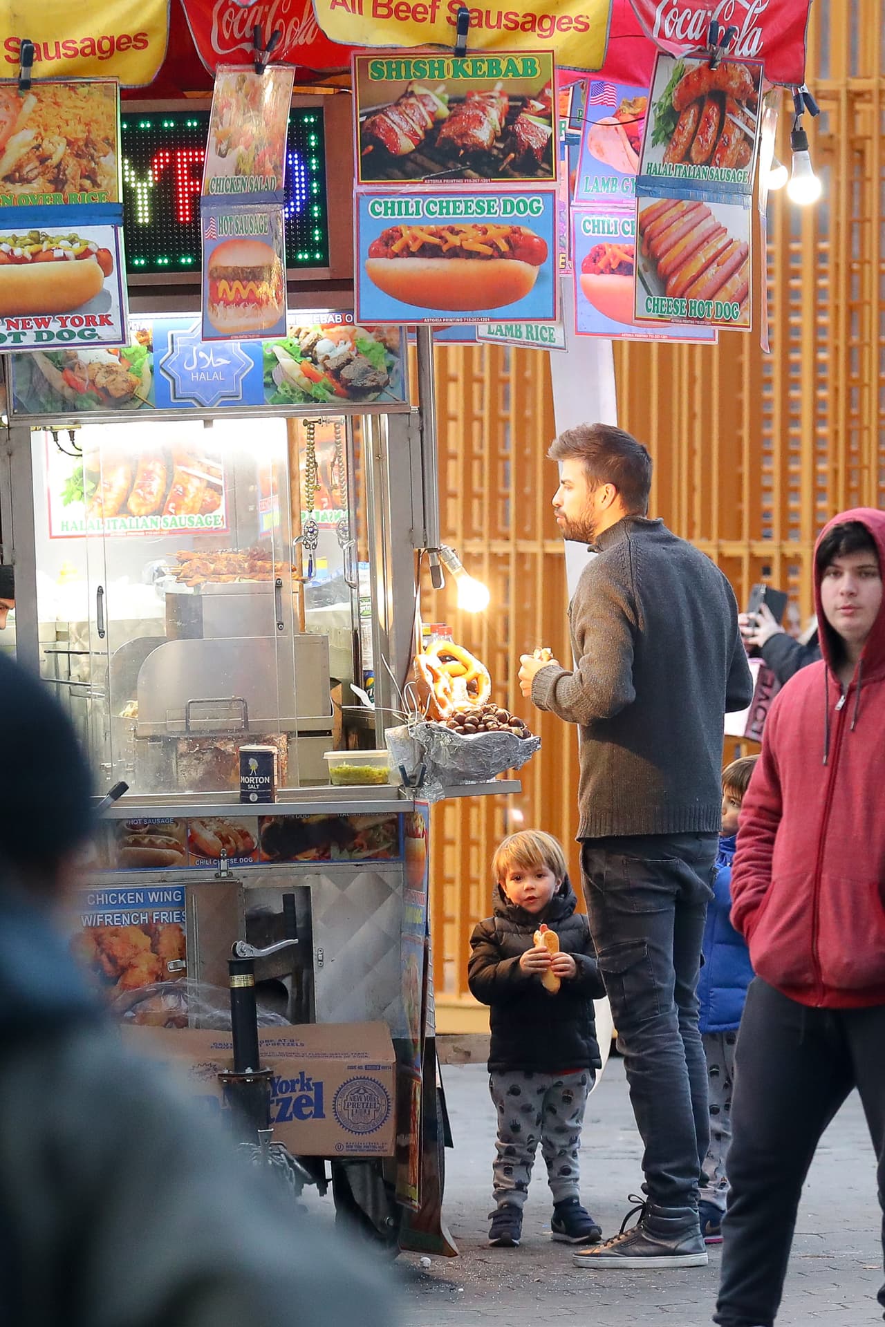 Tras el disgusto, el futbolista y sus hijos decidieron comer unos hot dogs en un puesto callejero de la 'Gran manzana'.