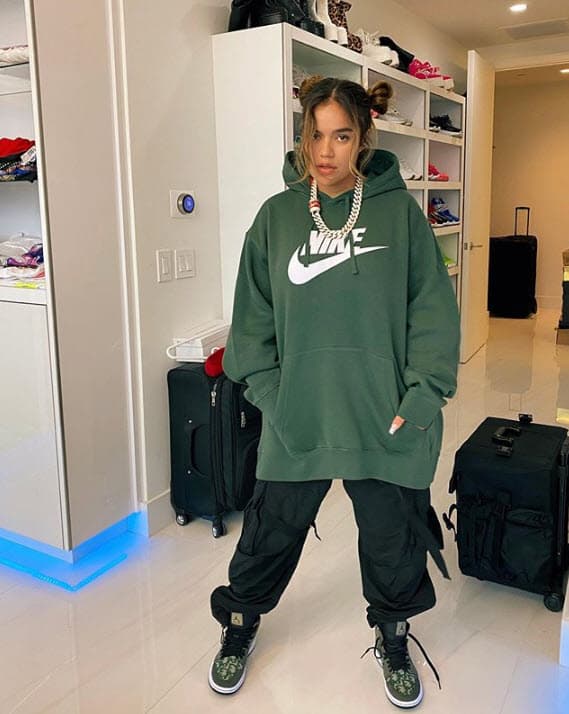 Con esta fotografía en la que posa con las maletas listas, la cantante dejó un breve pero claro mensaje: "Negativo".