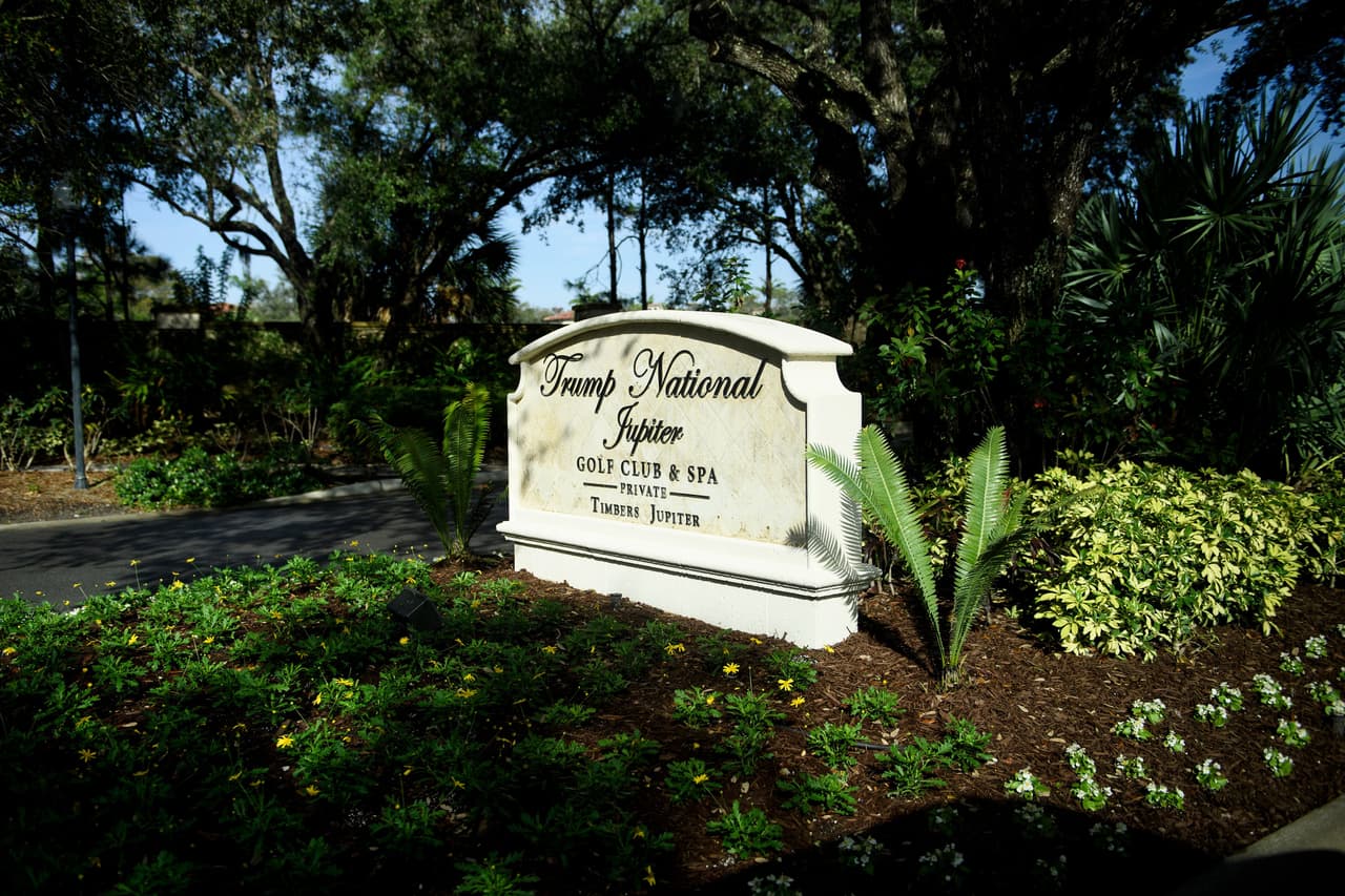 Vista de la entrada del Club Nacional de Golf Trump Jupiter, en Florida.