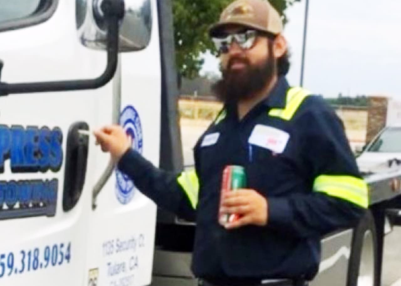 Trabajador de grúa que ayudaba a motoristas en la carretera muere atropellado