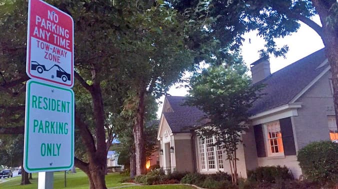 Juez texano instaló falsa señalización en la calle donde vive porque le molesta que universitarios se estacionen
