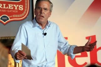 Clinton y Bush se enfrentan por la salud de las mujeres 