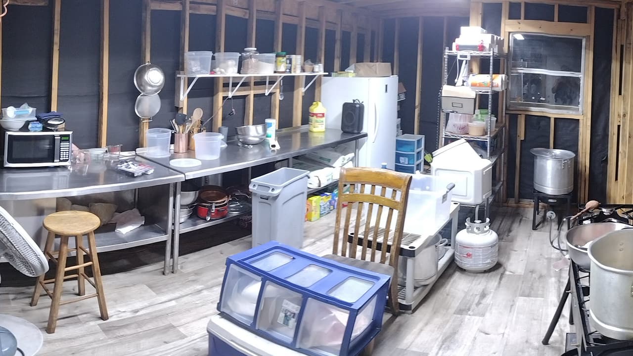 El espacio comenzó a funcionar y los Treviño adquirieron ollas, mesas para preparar y todo lo necesario para atender las necesidades de sus clientes.