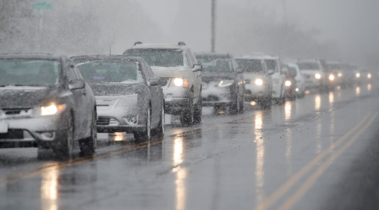 Entre tanto, el clima en Denver, Colorado dejó varados a cientos de conductores en diversos puntos de la ciudad.
<br>En la región también se han emitido avisos de ventiscas y bajas temperaturas.
<br>
<br>En la imagen, el tráfico de la avenida 56 en plena tormenta, durante la hora pico de la tarde del pasado 10 de abril.
<br>