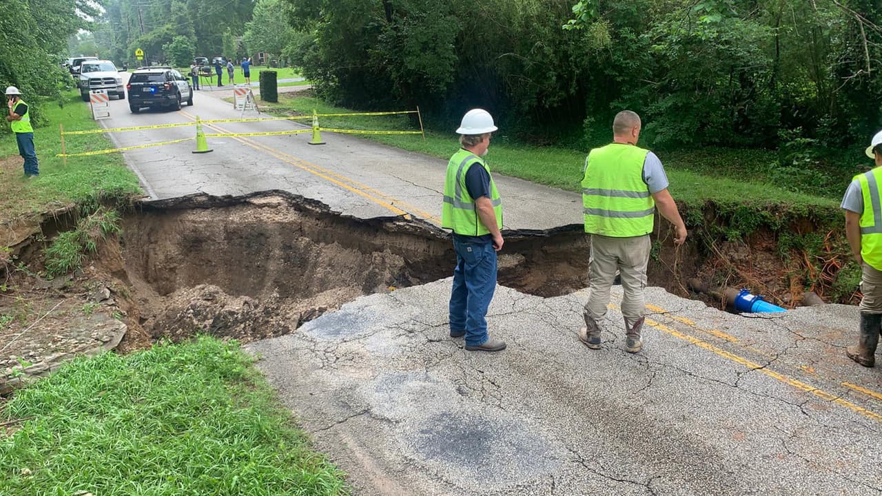 Las autoridades han bloqueado las calles Hamblen Road y Redbud Lane donde las casi 10 pulgadas de agua provocaron el hundimiento de la tierra.