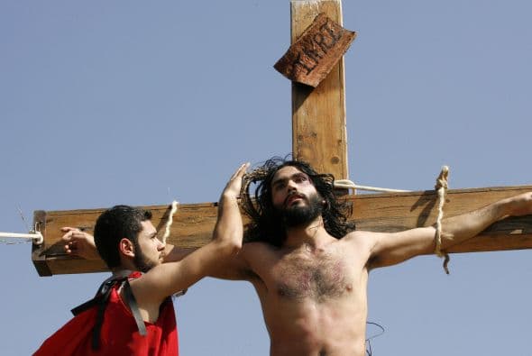 Un cristiano libanés en una cruz de madera.
