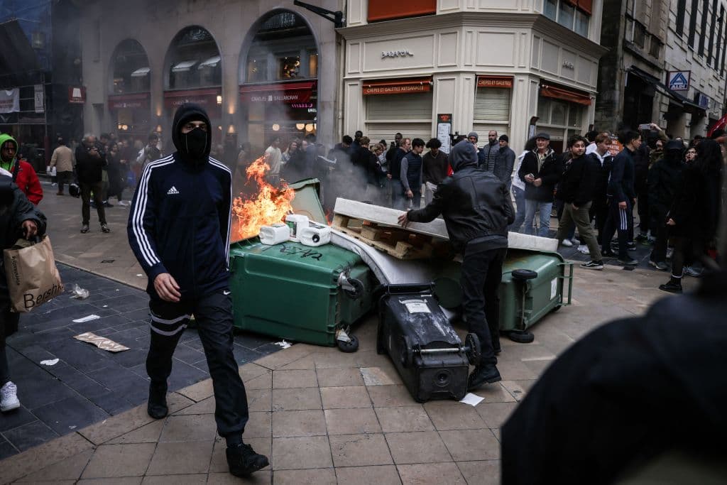Las autoridades prohibieron las concentraciones en la Plaza de la Concorde "debido a los graves riesgos de alteración del orden y de la seguridad pública", explicó un comunicado policial. Pero la agitación tiene innumerables focos y no da señales de amainar.
