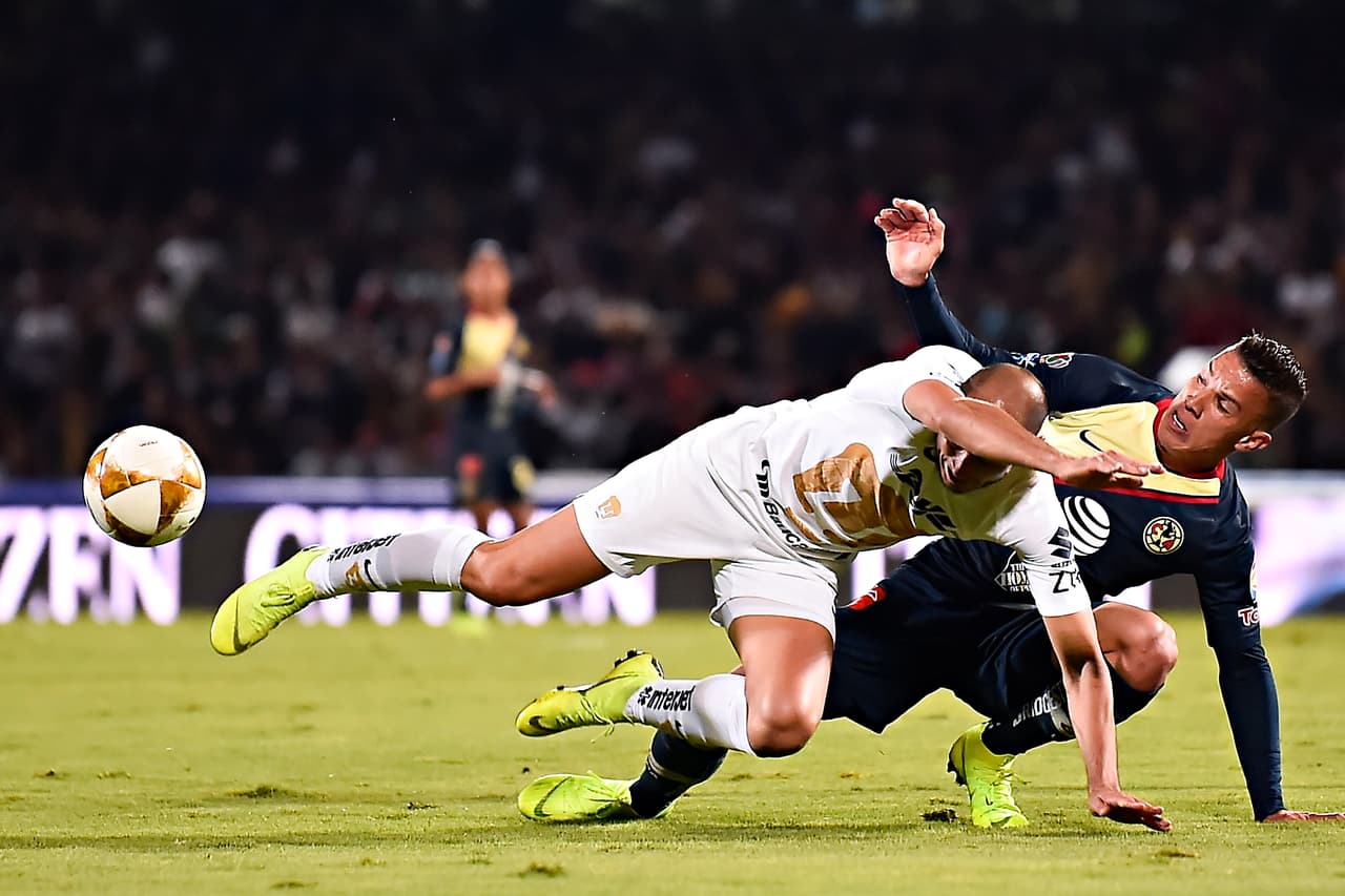 Y no solo jugaban con 'exceso de velocidad' ambos equipos, sino con la intensidad que caracteriza la agria, longeva y espesa rivalidad que azul y oro y azulcremas se profesan.