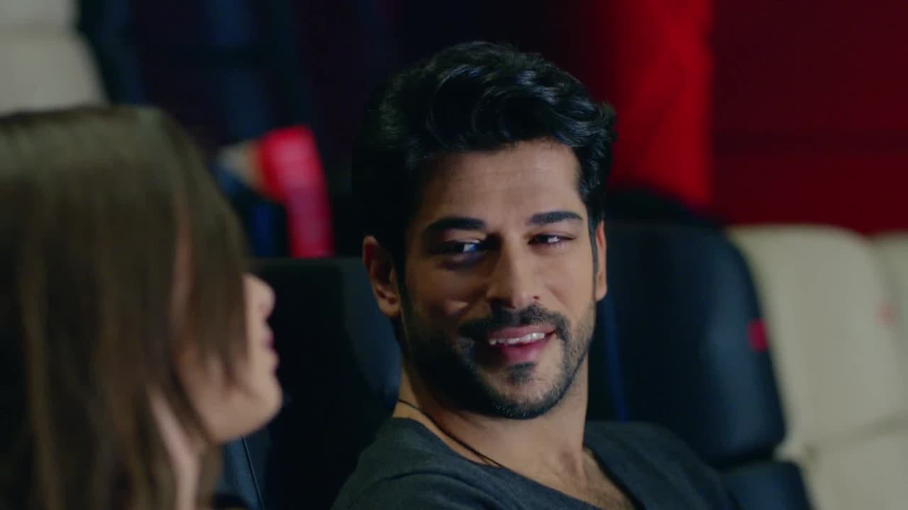 Pese haber perdido a su gran amor, y cuatro años después reencontrarse con ella, Kemal siempre se ha mostrado como un hombre comprensivo y cercano.