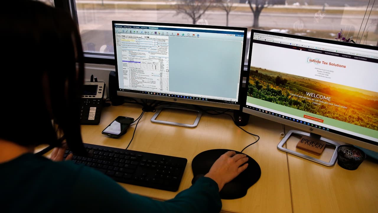 El IRS insiste a los contribuyentes y a los profesionales de impuestos a que presenten sus declaraciones de manera electrónica a través de 
<b>Free File del IRS u otros proveedores de servicios de presentación electrónica, esto ayuda a reducir errores.</b>