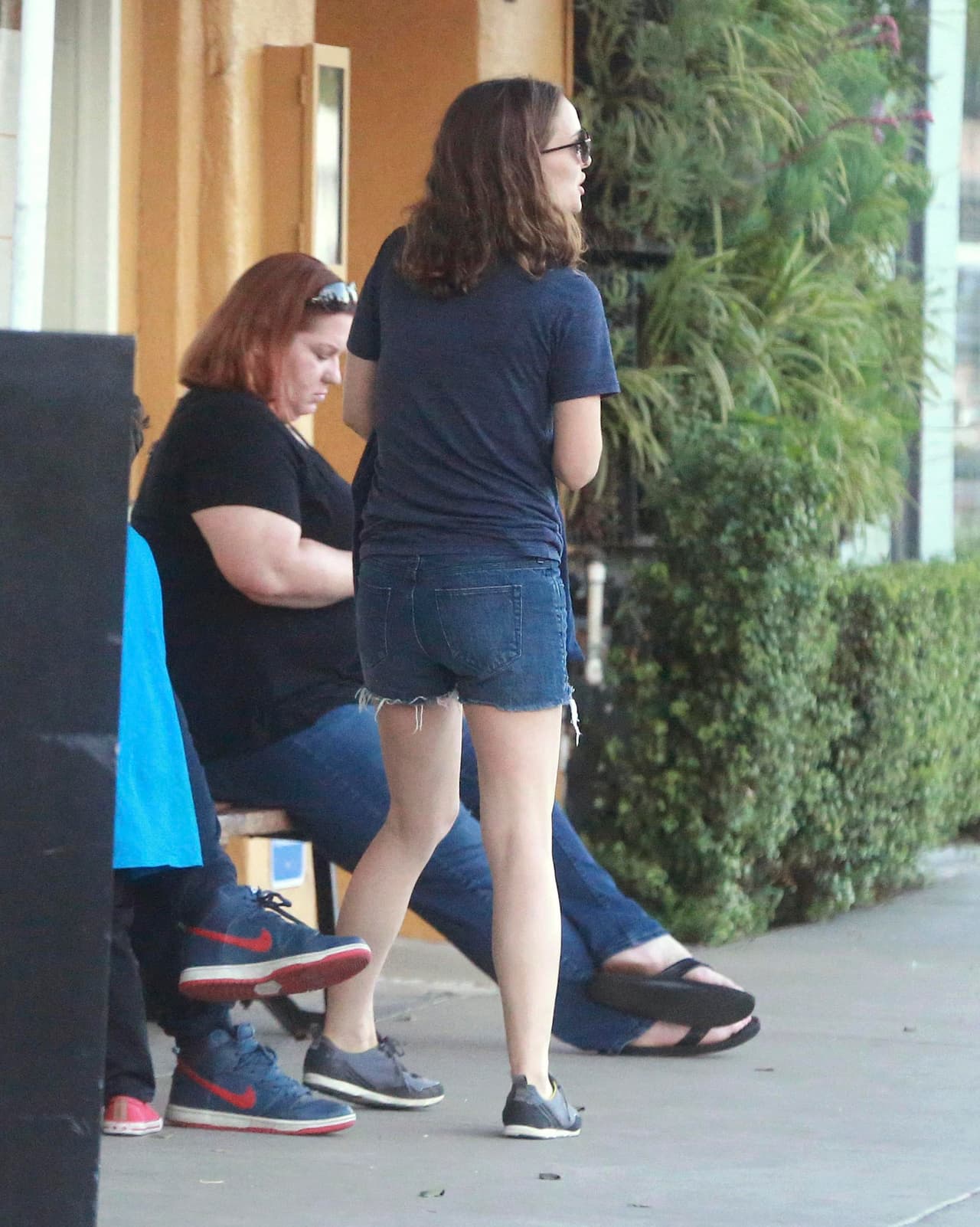 Dio la espalda a los fotógrafos.