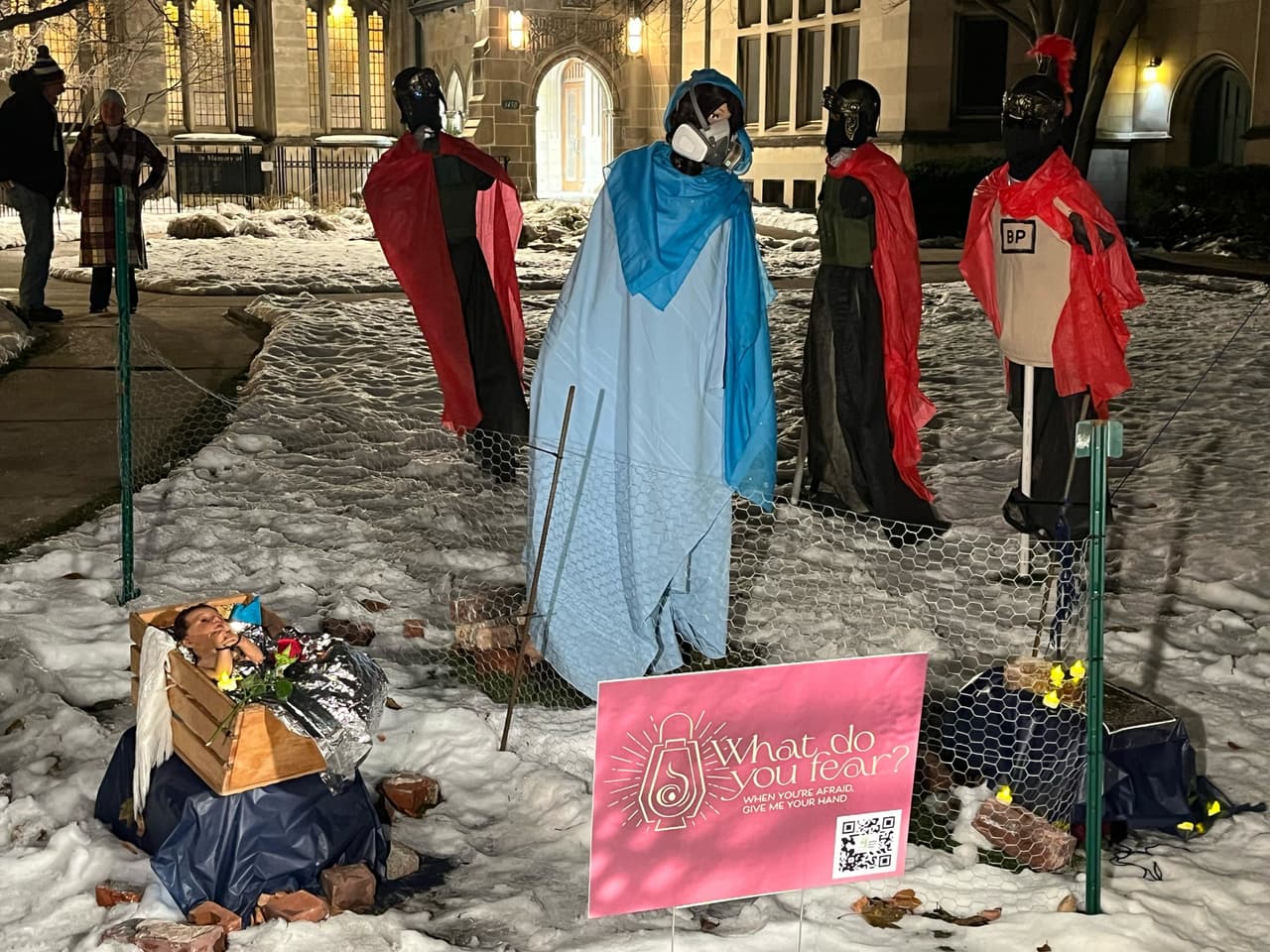 La instalación, 
<a href="https://www.univision.com/local/chicago-wgbo/agentes-federales-arrestan-a-ciudadanos-americanos-y-varios-inmigrantes-en-evanston-y-albany-park" target="_blank">ubicada en Evanston</a>, ha generado incomodidad entre residentes y visitantes.
<br>
<br>En el pesebre, María y José utilizan máscaras para protegerse de gases lacrimógenos, y el niño Jesús aparece con las muñecas sujetas y cubierto por una manta térmica. A su alrededor, 'centuriones romanos' han sido reemplazados por figuras inspiradas en agentes migratorios con gafas oscuras, chalecos verdes con la leyenda “ICE”.
<br>
<br>La escena busca enviar un mensaje claro:
<b> comparar la persecución de familias migrantes actuales con la historia bíblica del nacimiento de Jesús.</b>