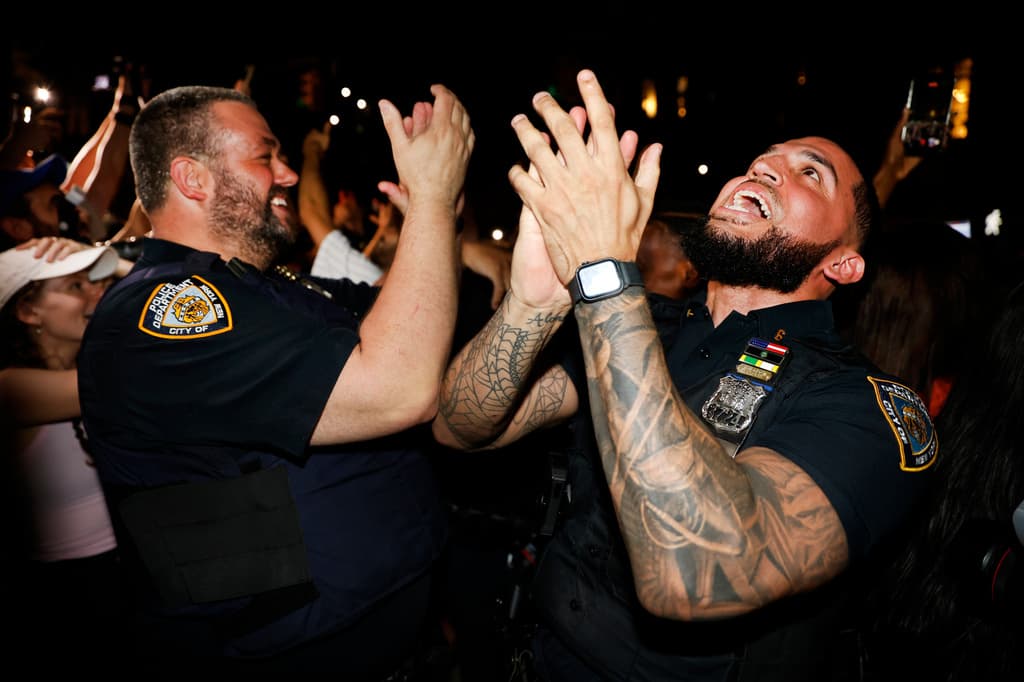 Cierto es que 
<b><a href="https://www.univision.com/local/nueva-york-wxtv/new-york-knicks-campeones-nba-2026-rompen-sequia-53-anios-fotos" target="_blank">cuando los New York Knicks ganaron</a></b> hasta los policías celebraron. No fue hasta casi una hora más tarde cuando 
<b>comenzaron los disturbios</b> por los excesos de algunos fanáticos del baloncesto.