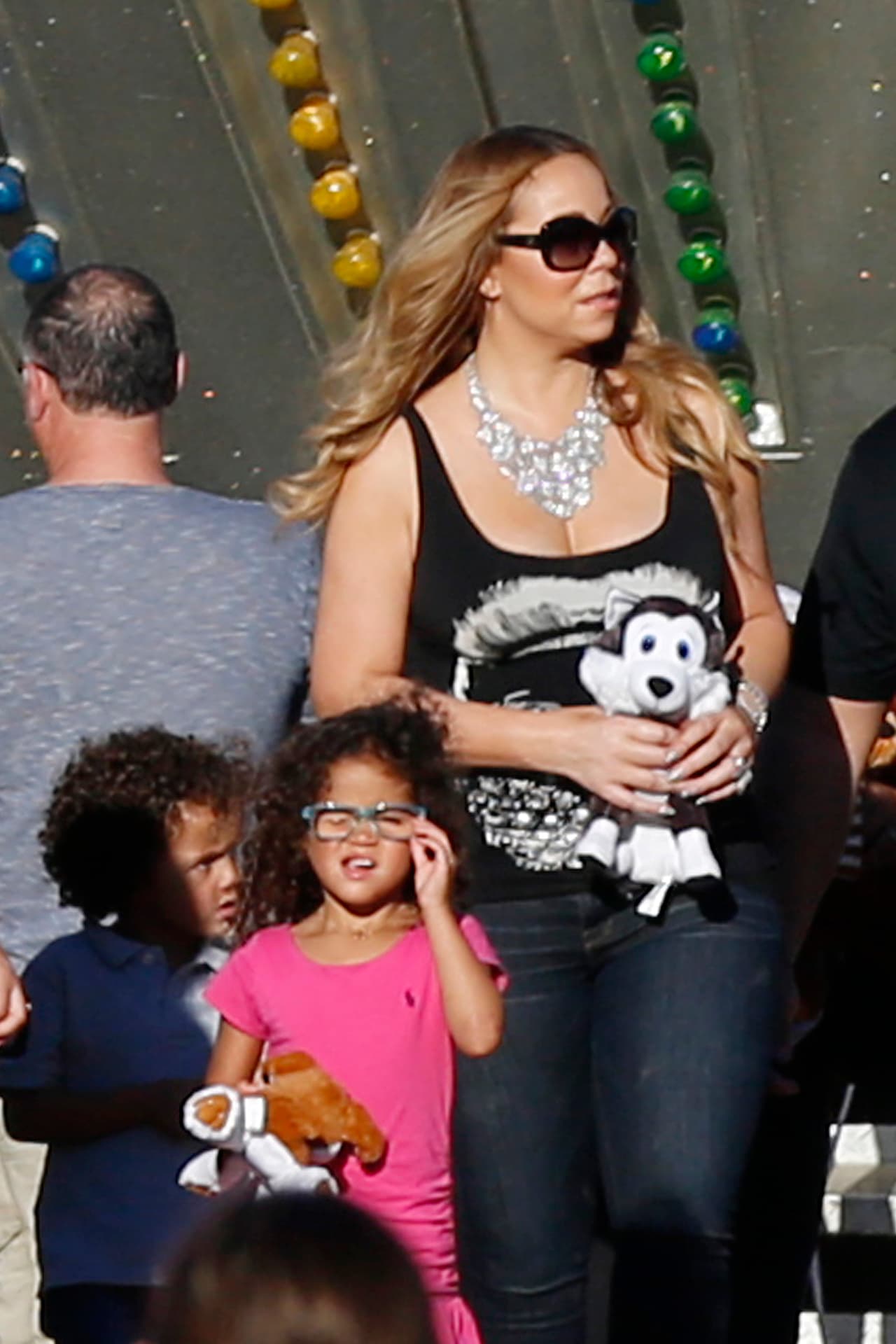 Algunos testigos señalan que Mariah estaba tan tomada que tuvo que recibir ayuda de su chofer para mantenerse en pie.