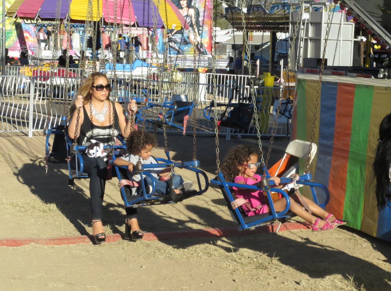 Sin embargo en las fotos Mariah aparece con tacones, quizá no estaba en estado de ebriedad y le costaba trabajo mantenerse en pie por los tacones.