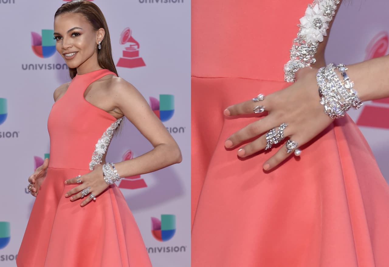 Leslie Grace súper cute, lució un hermoso vestido color coral que combinó con accesorios en plata y las uñas en el tono del atuendo.