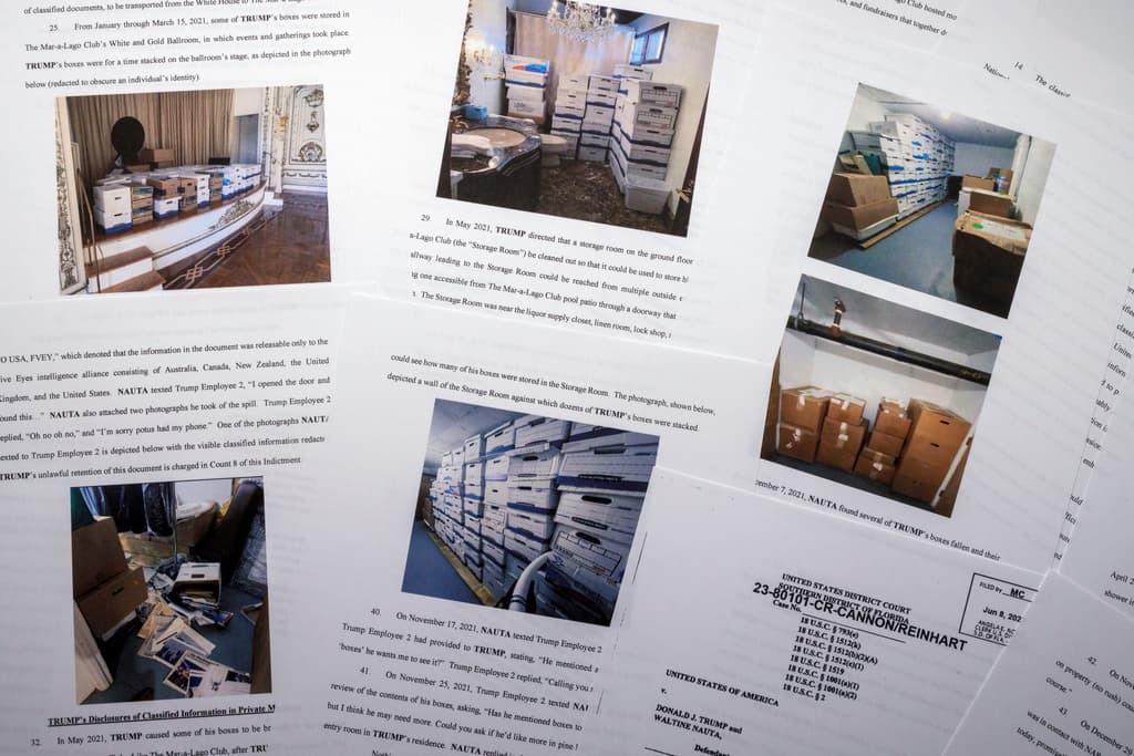 La acusación se produce luego de que encontraran más de 100 documentos con marcas clasificadas en el resort Mar-a-Lago de Trump en agosto de 2022. Los 37 cargos que enfrenta incluyen delitos graves relacionados con el mal manejo de esos documentos clasificados, según la acusación no sellada que también alega que compartió indebidamente un "plan de ataque" del Pentágono y un mapa clasificado relacionado con una operación militar.