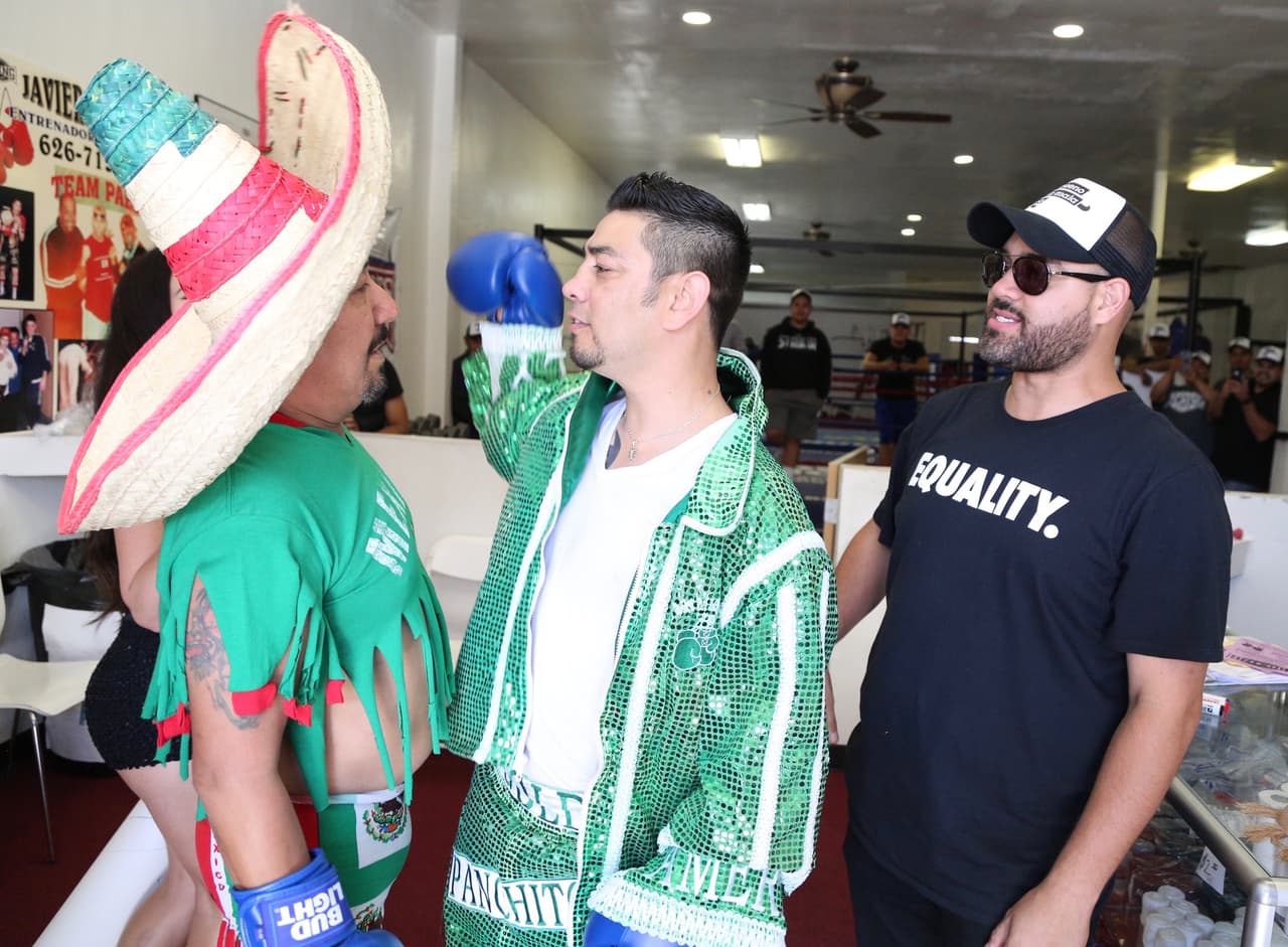 Así pagó la apuesta El Feo a Raúl 'El Pelón' después de la derrota de Julio César Chávez Jr.