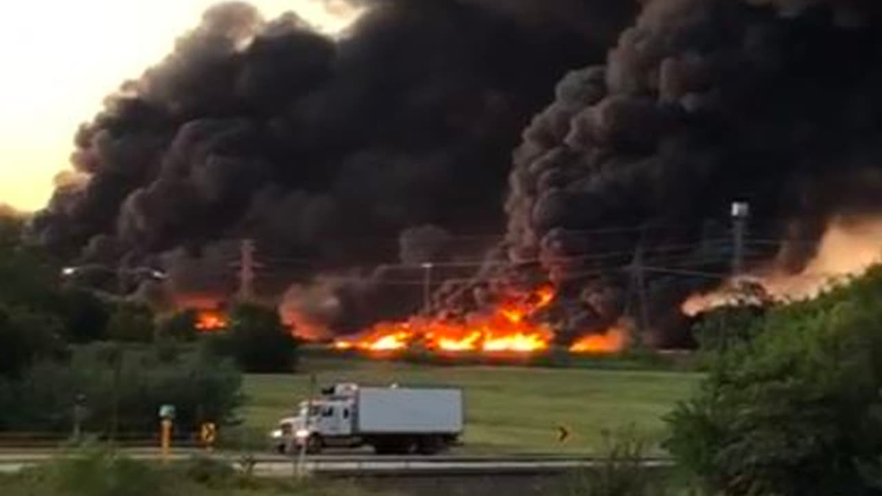 Un gran incendio se produjo desde horas de la madrugada de este miércoles en una fábrica donde se producen bolsas de basura y otros plásticos.