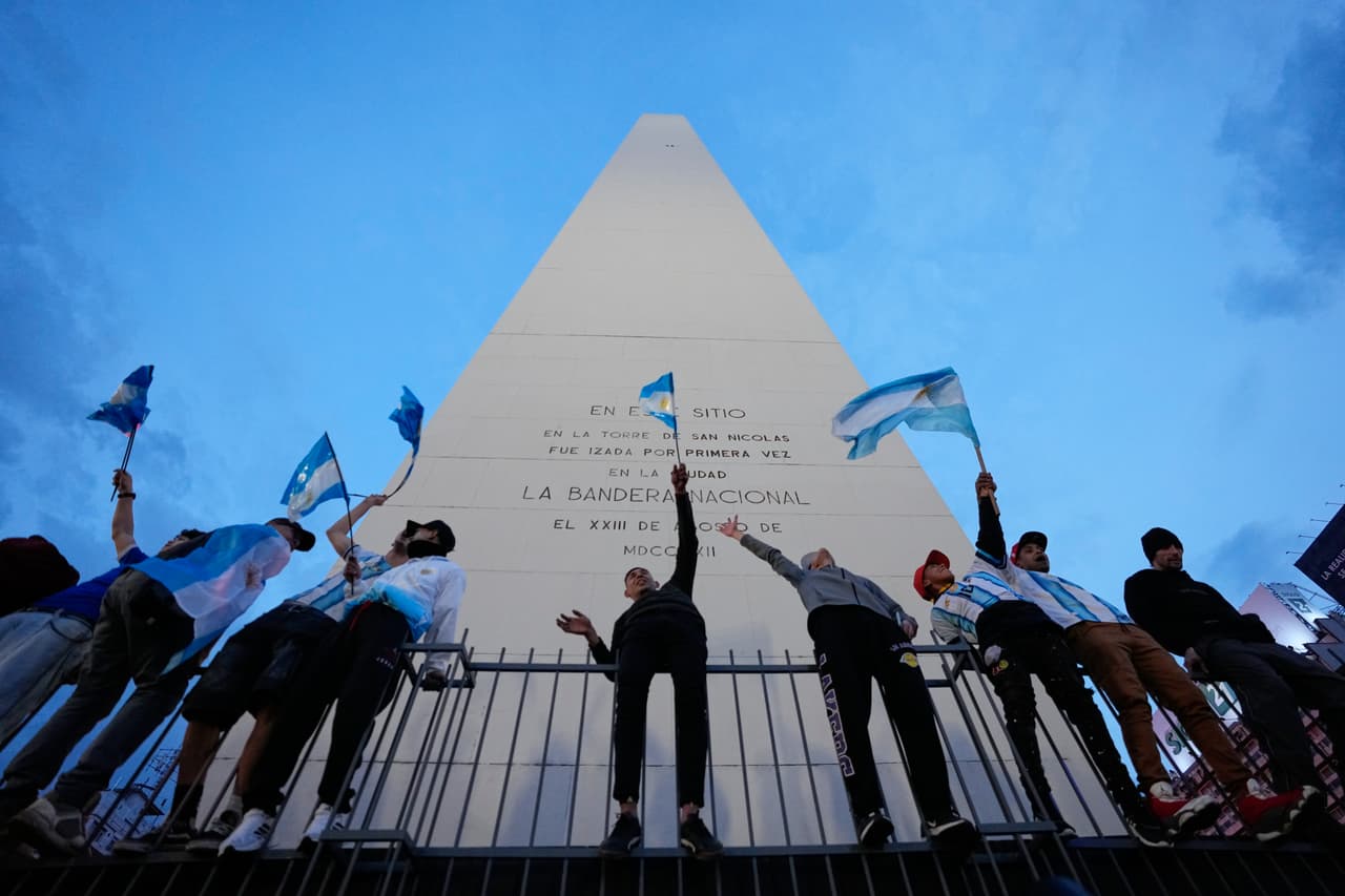 Aficionados celebran tras la victoria de Argentina sobre Inglaterra en un partido de semifinales de la Copa del Mundo de fútbol, en el centro de Buenos Aires, Argentina, el miércoles 15 de julio de 2026.