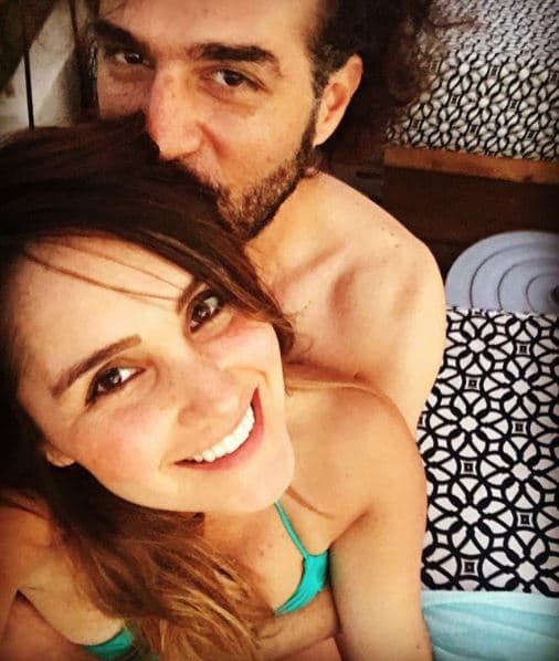 Un año antes, la cantanté describió a la revista Estilo DF lo que buscaba en un hombre y lo que esperaba de una relación, aunque dijo, que la mayoría de los hombres con los que salían la veían más como un personaje, que como la persona que en realidad es.