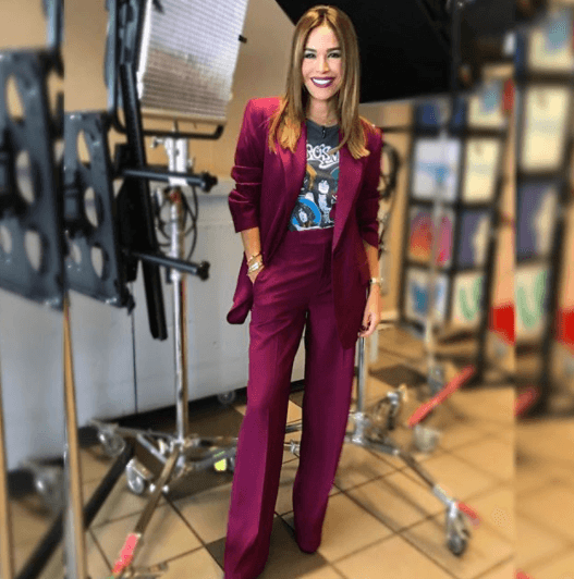 Los trajes de dos piezas no tienen que ser aburridos, cómbinalo con una divertida playera estampada.